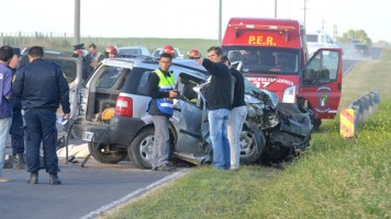 El automóvil habría invadido el carril contrario e impactado contra la camioneta.