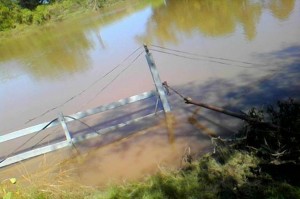 Poco se ve de los restos de la balsa que permanece bajo agua desde hace una semana.