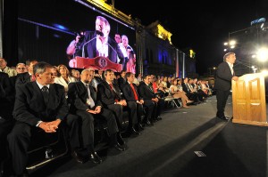 Urribarri en el acto popular frente a Casa de Gobierno