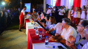Fernando Benítez saluda a los directivos de Atlético Paraná. El Tincho fue el más aplaudido por los hinchas.