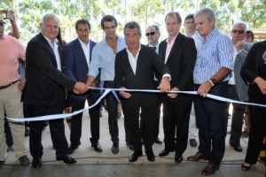 Urribarri inauguró la primera planta productora a gran escala del país.