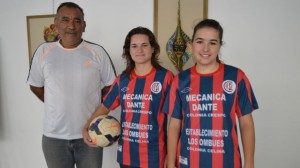 Amado Palacios (DT) y las jugadoras Diana Buchet y Luisina Grinóvero, de San Lorenzo de Colonia Crespo.