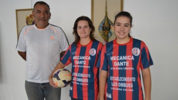 Amado Palacios (DT) y las jugadoras Diana Buchet y Luisina Grinóvero, de San Lorenzo de Colonia Crespo.