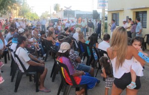 Una multitudinaria reunión se realizó en la seccional primera  de la ciudad de concordia, donde las sillas ganaron la calle para recibir a los candidatos a gobernador y vicegobernador del Frente Renovador Gustavo "Tavi" Zavallo y Jorge Busti, respectivamente, y el candidatos intendente, Alberto Zadoyko. Previo a ello, los dirigentes recorrieron  distintos puntos de la ciudad, protagonizando otros encuentros en la seccional segunda y cuarta, finalizando en el Barrio La Bianca. En la seccional Primera ofició de presentador el dirigente Mario Valín quien recordó y valoró distintas obras que se hicieron en la ciudad durante las gestiones de Jorge Busti como gobernador. "Podrán borrar de los medios de comunicación quién las hizo, pero perdurarán en la memoria colectiva de todos los concordienses", dijo al respecto y enumeró entre ellas a la Defensa Sur, conocida como "El Murallón", el hospital Delicia Masvernat, la Costanera de Concordia, las miles de viviendas, entre otras. También habló el dirigente juvenil Tomás Valin, quién se refirió a los distintos inconvenientes que atraviesa hoy la juventud para desarrollarse en el plano educativo y laboral y adhirió a los postulados del Frente Renovador "de bregar por una mayor calidad de la educación y el acceso al primer empleo como herramienta de inserción al mundo del trabajo". Zavallo Por su parte, "Tavi" aseguró que  "Desde el gobierno provincial vamos a asumir el compromiso de acompañar la transformación que Concordia necesita en torno al fortalecimiento de su economía local y la solución de problemas estructurales en pavimentación y servicios públicos". En este orden, aseguró que "nuestra prédica de campaña se resume en que vamos a bregar por una mejor calidad educativa para lo que no vamos a escatimar recursos; para ello vamos a prescindir, lógicamente, de gigantografias y de autoeleogios que producen gastos superfluos para satisfacer un ego personal con los recursos de todos los entrerrianos". Por su parte, el ex mandatario entrerriano aseguró sentirse orgulloso de acompañar a "Tavi" Zavallo en cada lugar de la provincia "porque es el gobernador que Entre Ríos necesita pars unificar criterios entre todos los entrerrianos y encaminarla hacia un futuro mejor, junto a Sergio Massa en el gobierno nacional". "Los que nos conocen saben muy bien que estamos comprometidos a sacar a esta provincia de la difícil situación económica que vive. Sabemos como administrar los recursos para que el campo y la ciudad vuelvan a ser el motor del bienestar social". Por último, el candidato a intendente, Alberto "Chelo" esbozó sintéticamente su plan de gobierno para la Capital del Citrus en el que dijo preverse "obras que beneficien directamente a los vecinos que hoy padecen la falta de agua potable, cloacas y un claro mejoramiento en los servicios para una Concordia vista en una totalidad y no como sucede hoy con una visión parcial de Centro - Periferia". "Para la Concordia que queremos, proponemos reducir la cantidad de funcionarios", añadió y resaltó el de encarar un fuerte Plan de Viviendas "mediante el sistema de autoconstrucción para familias de bajos recursos, que con sus ingreso no pueden ingresar a los distintos planes que se ofrecen desde el gobierno". Finalmente expresó: "Es a través del presupuesto que vamos a demostrar cuales son nuestras prioridades para gobernar esta ciudad y esperamos que los vecinos nos acompañen".