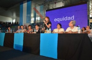 Mediante teleconferencia con Alicia Kirchner.