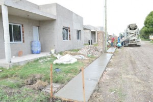 Conectan a las cloacas, nivelan el terreno y embrozan las calles. 