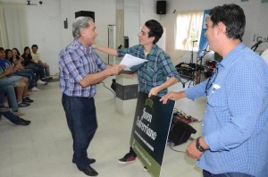 “Me llena de alegría ver cómo los jóvenes se comprometen", resaltó.