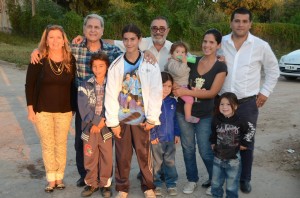 Solanas junto a Gieco y vecinos.