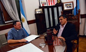 Cáceres dialogando con el Padre Minigutti