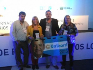 Pacifico, Sosa, Ríos y Portillo exhiben un parasol con la imagen de Urribarri.