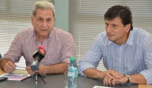 Se muestra con dirigentes nacionales.