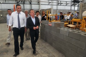 El gobernador recorrió el polo productivo de Jose C. Paz.