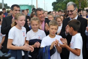 El gobernador recorrió obras en un municipio vecinalista.