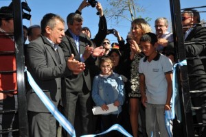 Inauguró el primer edificio de una escuela secundaria pública en Hasenkamp.