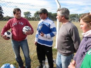Candidatos justicialistas entregaron elementos a la escuela de fútbol infantil