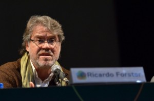 Disertaron también Hernán Brienza y Hugo Chumbita.