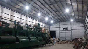 Instalación de luminarias en planta recicladora.