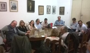 Se demora el acuerdo opositor.