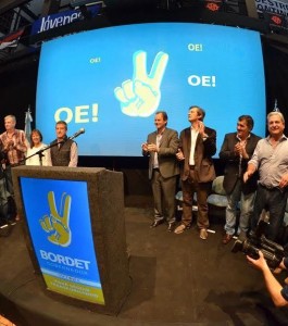 El gobernador Sergio Urribarri y el precandidato a sucederlo, Gustavo Bordet, coincidieron en que la fuerza de los jóvenes “va marcando el camino” y los convocaron a “seguir militando, muy unidos” por la continuidad del “proyecto nacional y popular” del Frente para la Victoria (FpV). "No votarla a Blanca Osuna es volver para atrás 20 años, y Paraná es la capital de todos nosotros, de todos los entrerrianos. Hay que seguir dándole ese voto de confianza a ella, para que junto a Gustavo, a Adán (Bahl), a Daniel Scioli y a Carlos Zannini, terminen de hacer de Paraná la capital que nos merecemos todos los entrerrianos”, señaló Urribarri en un comunicado enviado a ANÁLISIS DIGITAL, El Centro Cultural y de Convenciones La Vieja Usina fue el lugar donde se dieron cita más de 1.000 jóvenes, entre los que se incluyeron agrupaciones radicales, para escuchar las palabras de los precandidatos del Frente para la Victoria, entre los que se encontraban el postulante a la vicegobernación, Adán Bahl , y a la intendencia de Paraná, Blanca Osuna. También estuvieron presentes el vicegobernador y precandidato a senador provincial, José Cáceres, y los postulantes a diputado nacional Julio Solanas y Juan Manuel Huss, y candidatos a diputados provinciales y concejales. Urribarri contó que el 20 de agosto recibirá de Hebe de Bonafini el pañuelo de las Madres de Plaza de Mayo. “Es un pañuelo que simboliza tantas cosas, entre ellas, quizá una de las políticas de Estado más fuertes, más jugadas, más valientes, que Néstor (Kirchner) inició un 27 de mayo, acá en Paraná, cuando muy pocos le creían cuando él hablaba de que memoria, verdad y justicia iban a ser valores permanentes”, acotó. “Sinceramente es un sentimiento especial, estar acá con ustedes, por el cariño que nos tenemos mutuamente. Para mí es un orgullo ser depositario de ese cariño. Para algunos puede ser una carga, pero para mí es una carga divina, poder llevar esa carga, ese acompañamiento, de decenas de miles de jóvenes entrerrianos. Quédense tranquilos, que sé llevar esta carga, y ésta, especialmente, la voy a llevar con mucha lealtad, con mucha entereza, porque como dicen los cánticos de ustedes, vamos a seguir bancando este proyecto”, dijo el mandatario. Tras señalar que “la fuerza de todos ustedes nos está marcando el camino”, expresó Urribarri que “no hay márgenes ya para eludir conflictos, para ser ambiguos. La juventud es la que está ratificando el rumbo, el rumbo del nunca menos, de que vamos por más, por más derechos, por más dignidad. Y gracias a esta fuerza de ustedes, es que quienes seguirán conduciendo los destinos en la municipalidad, en la provincia, y en la nación, pero también por convicción de ellos mismos. Hay garantía de no ir para atrás”. Por su parte, Bordet afirmó que “hay que seguir militando por el triunfo del proyecto nacional y popular del FPV” y acotó que “siempre tuvimos vocación de sumar a todos quienes tengan buena fe para seguir transformando nuestra realidad”. “Tenemos un proyecto político en marcha y en el cual los jóvenes son protagonistas reales. Nuestros jóvenes que están en la lista son parte de la realidad y muchos otros son parte del gobierno y se comprometen para transformar la realidad”, indicó y luego reafirmó su compromiso de continuar lo iniciado por Urribarri. “Vamos a concretar todo lo que falta. Hicimos mucho pero quiero que no haya más pobreza, que haya inclusión, que haya soluciones para todos, viviendas para todos, y eso no se logra con discursos, sino con trabajo, con vocación, con un equipo, con proyecto”, agregó Bordet, al tiempo que indicó: “Tenemos todas las herramientas para poder hacerlo”. Finalmente, auguró “un triunfo contundente el 9 de agosto en Entre Ríos para que se terminen de una vez por todas los charlatanes de feria” y dijo que “junto a Bahl vamos a garantizar la gobernabilidad de este proyecto que empezó el Pato y vamos a ir por lo que falta, entre eso profundizar todo lo que se ha hecho en la provincia”. "Hay muchas maneras de ser joven y el valor de encontrarnos acá es honrar la edad joven y tener la fuerza y el compromiso para jugarse por la transformaciones que nuestro pueblo necesita. Tenemos esta oportunidad maravillosa que nos dio la vida pero también nos dio la historia, como fue la fuerza de Néstor. Estar acá es poder ser parte de procesos que cambian la vida de miles y de millones de argentinos, de entrerrianos, de paranaenses", continuó. "Cuando veo a tantos compañeros jóvenes, yo me imagino a mis propios compañeros que ya no están, que dieron la vida por amor, con convicciones y compromiso, que tendrían mi edad y yo los recuerdo jóvenes como ustedes, esa es la imagen que tengo del Mencho, de Claudio, de Alicia, de tantos compañeros. Ellos creían y disfrutaban las cosas que los jóvenes disfrutan. Y pienso que su lucha no fue en vano, porque hubo un tipo que nació el mismo año que yo que dijo 'Volvimos' el 25 de mayo de 2003", recordó. Más adelante señaló: "En la Municipalidad hemos hecho mucho, muchas cosas buenas, pero vamos por muchísimo más con mi compañero Martín Uranga, con los concejales, con todos. Tenemos muchas cosas que hacer juntos. Mañana estaremos junto a Karina Rabolini aquí mismo en La Vieja Usina a las 18 horas en un Encuentro de Mujeres para seguir empoderando a la mujer. Vamos con el amor y la alegría de lo hecho y de lo que falta, para hacerlo, acompañando a Scioli, a Zaninni, a Gustavo Bordet, a Beto Bahl”. Por su parte, el precandidato a vicegobernador, Adán Bahl, recordó: "Muchos de ustedes estaban en la primaria cuando Néstor se hizo cargo del país. Y vivieron en carne propia la transformación de la Argentina de la última década. Pero no siempre vivimos así en la Argentina, con un Estado presente ocupándose de los derechos, de las obras, del trabajo, de la educación". "Tenemos en frente proyectos políticos y económicos a los que no les interesa la inclusión, aunque se quieran poner un disfraz que no les entra y hacernos creer que sí" afirmó. Además, sostuvo que "en esta elección se juega el futuro del país y de la provincia. Queremos ir al futuro sin dejar a nadie en el camino, con las convicciones de este proyecto que enamoró a miles de jóvenes en toda la Argentina". "Este es el gobierno que más cambios y transformaciones puso en marcha en el país" dijo y finalizó diciendo que "los necesitamos con ganas de hacer las cosas bien, con ideas nuevas, irreverentes para seguir transformando", manifestó finalmente.