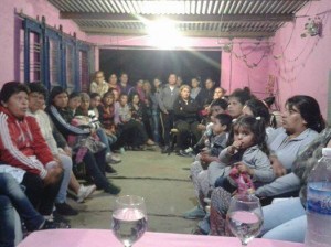 Vecinos reunidos con el precandidato