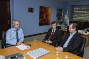 Con autoridades del Consejo Nacional de Vivienda.