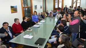 En una amplia reunión, todos coincidieron en avanzar en obtener información para la toma de una postura.