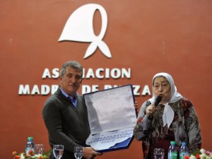 El entrerriano recibió el simbólico pañuelo blanco.