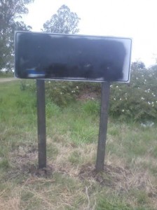 Pintaron un cartel del IAPV en Estación El Paleqnue