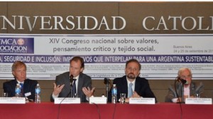 Bordet expuso en el panel sobre federalismo ayer en la sede de la UCA en Puerto Madero.