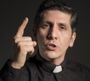 Pablo Razuk interpretando al Padre Carlos Mugica.