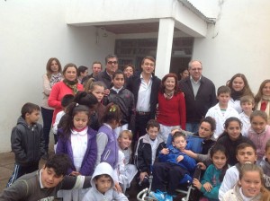 Entrega de banderas de ceremonias en la Escuela de Estación El Palenque