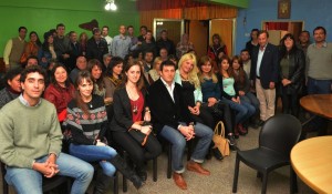 Mathieu, a la derecha de la foto, de pullover gris encabezó la reunión con Varisco.