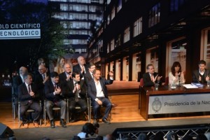 "Este es un país en marcha, con trabajo y esperanza", dijo el gobernador.