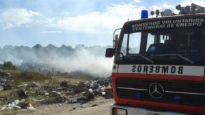 Bomberos trabajaron por casi cuatro horas.