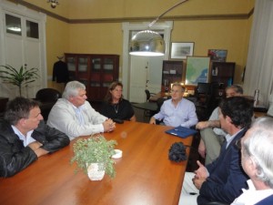 Benedetto les hizo entrega de los decretos.