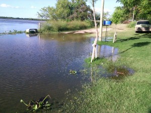 Avanza el agua en Puerto Curtiembre
