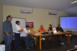 Provincia, bomberos y policía buscan circunscribir el fuego.