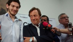 Miran de reojo a Gainza.