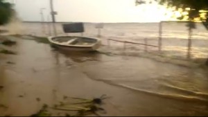 En Villa Urquiza el agua ya subió al muelle.