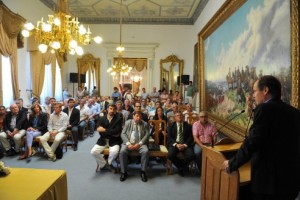 Bordet encabezó la entrega de aportes.