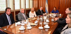 La reunión con el Gobernador, Cr. Gustavo Bordet se produjo esta mañana, al inicio del Acuerdo General 1/16. Fue recibido por la Presidenta del máximo Tribunal de Entre Ríos, el Vicepresidente del STJ, Dr. Bernardo Salduna, y los Vocales, Dr. Carlos Chiara Díaz, Dr. Daniel Carubia, Dr. Germán Carlomagno, Dra. Susana Medina de Rizzo, Dra. Leonor Pañeda, Dr. Emilio Castrillón y Dr. Juan Ramón Smaldone.         En el Salón de Acuerdos del STJ, se puso de manifiesto la intención de ambos Poderes de trabajar mancomunadamente en el tratamiento de las cuestiones de gestión, que hacen a la función administrativa del Poder Judicial, sin menoscabo de la independencia y de las competencias de cada Poder del Estado.         “Desde el STJ pusimos el acento en la necesidad de encarar obras de infraestructura judicial, para lo cual expusimos cómo ha crecido en los últimos años el número de organismos, tanto jurisdiccionales como los de otras características, que atienden a cuestiones de género, de acceso a la Justicia, etc., y que ese incremento no fue acompañado por la infraestructura, lo que hace que en algunas jurisdicciones existan graves problemas, por ejemplo en Paraná o Gualeguaychú, con una gran dispersión de inmuebles, que afecta el servicio de Justicia” indicó la Dra. Mizawak.         En ese aspecto, la titular del STJ recordó que la Provincia de Entre Ríos, con organismos en todas las ciudades y pueblos se encuentra en una situación única a nivel nacional: “Ninguna otra provincia, con menos de dos millones de habitantes, tiene más de cuatro o cinco circunscripciones judiciales. Esa característica nuestra significa un servicio al alcance de todos los ciudadanos. Pero requiere un esfuerzo muy grande, porque implica no sólo la existencia de un edificio, sino además de conexión a internet, telefonía, climatización, equipamiento informático, muebles y mantenimiento. Hoy el Poder Judicial tiene cien inmuebles que atender en 18 circunscripciones, con un presupuesto que no permite encarar nuevas obras de infraestructura”, resumió la Dra. Claudia Mizawak.         En ese sentido, explicó que el Gobernador Bordet indicó la posibilidad de coordinar acciones a través de los ministerios de Infraestructura y Economía para visualizar algún tipo asistencia crediticia para obras que por su envergadura no pueden ser atendidas con el presupuesto del Poder Judicial. “También nos expresó que rápidamente se pondrá al STJ en posesión del inmueble de Santa Fe 250 de Paraná, donde funciona el Laboratorio Provincial de Epidemiología, un edificio que fue afectado al Poder Judicial por un Decreto del año 2011 y que por cuestiones burocráticas todavía no fue entregado”, detalló la Presidenta del STJ.