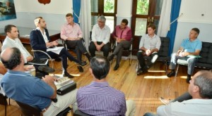 Urribarri, intendentes vecinalistas, representantes de la Universidad Católica Argentina (UCA) y dirigentes del Partido Socialista.