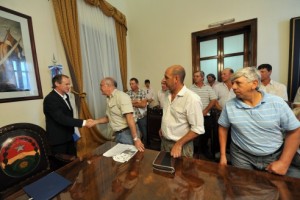 El gobierno busca soluciones para atender la situación del sector lechero.