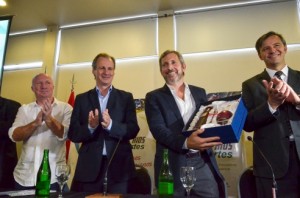 Bordet junto a Frigerio entregaron aportes a clubes