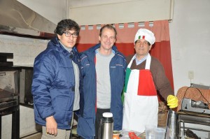 En la foto el concejal Lovera, el gobernador Bordet y Miguel Angel Moine, el cocinero de la Bagna Cauda