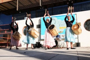 Con la incorporación de nuevas disciplinas.