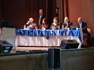 En audiencia pública. 