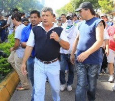 Vásquez afuera de las elecciones del Suoyem