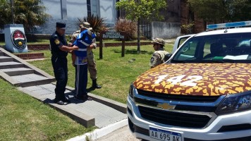 En allanamiento secuestraron armas, aves y jaulas.