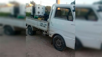la policía detuvo a cinco hombres mayores de edad y un menor.